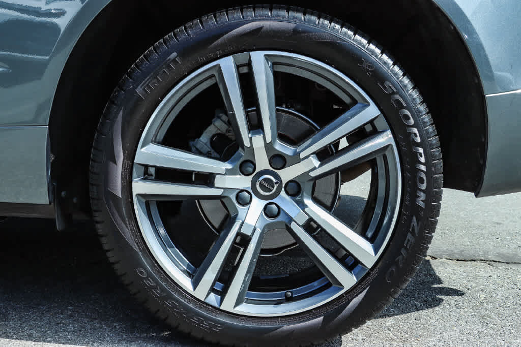 Used 2020 Volvo XC60 T5 Momentum w/ Protection Package Premier AWD/4WD image 9