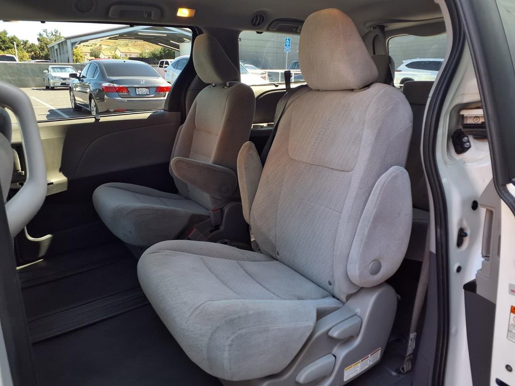 Used 2020 Toyota Sienna LE w/ Carpet Mat Package FWD image 19