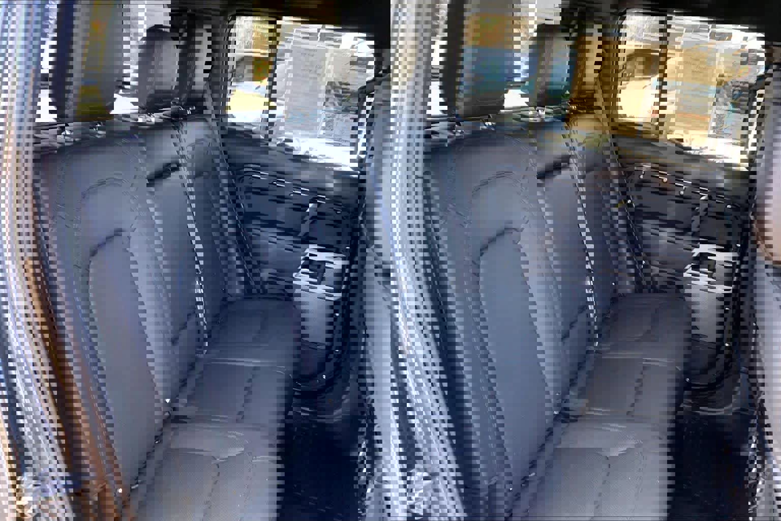 Used 2024 Land Rover Defender 110 SE image 19