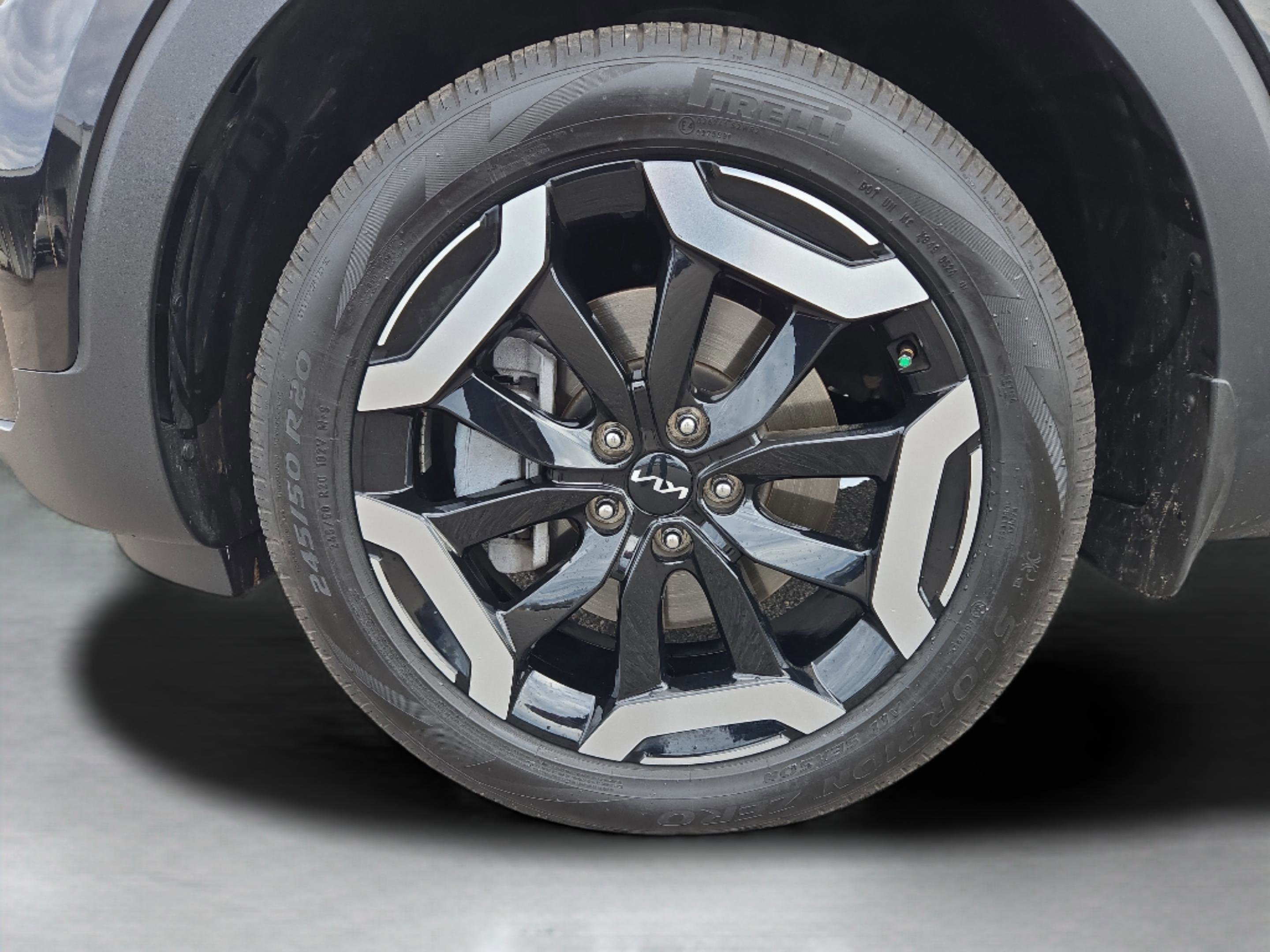 Used 2024 Kia Telluride EX w/ EX Captain's Chair Package image 9