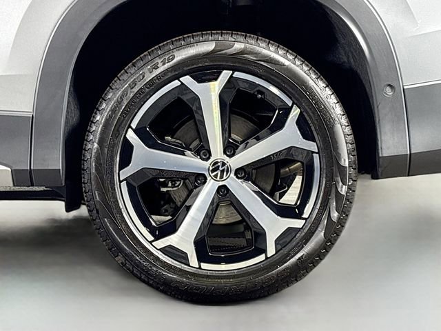 New 2025 Volkswagen Tiguan SE image 32