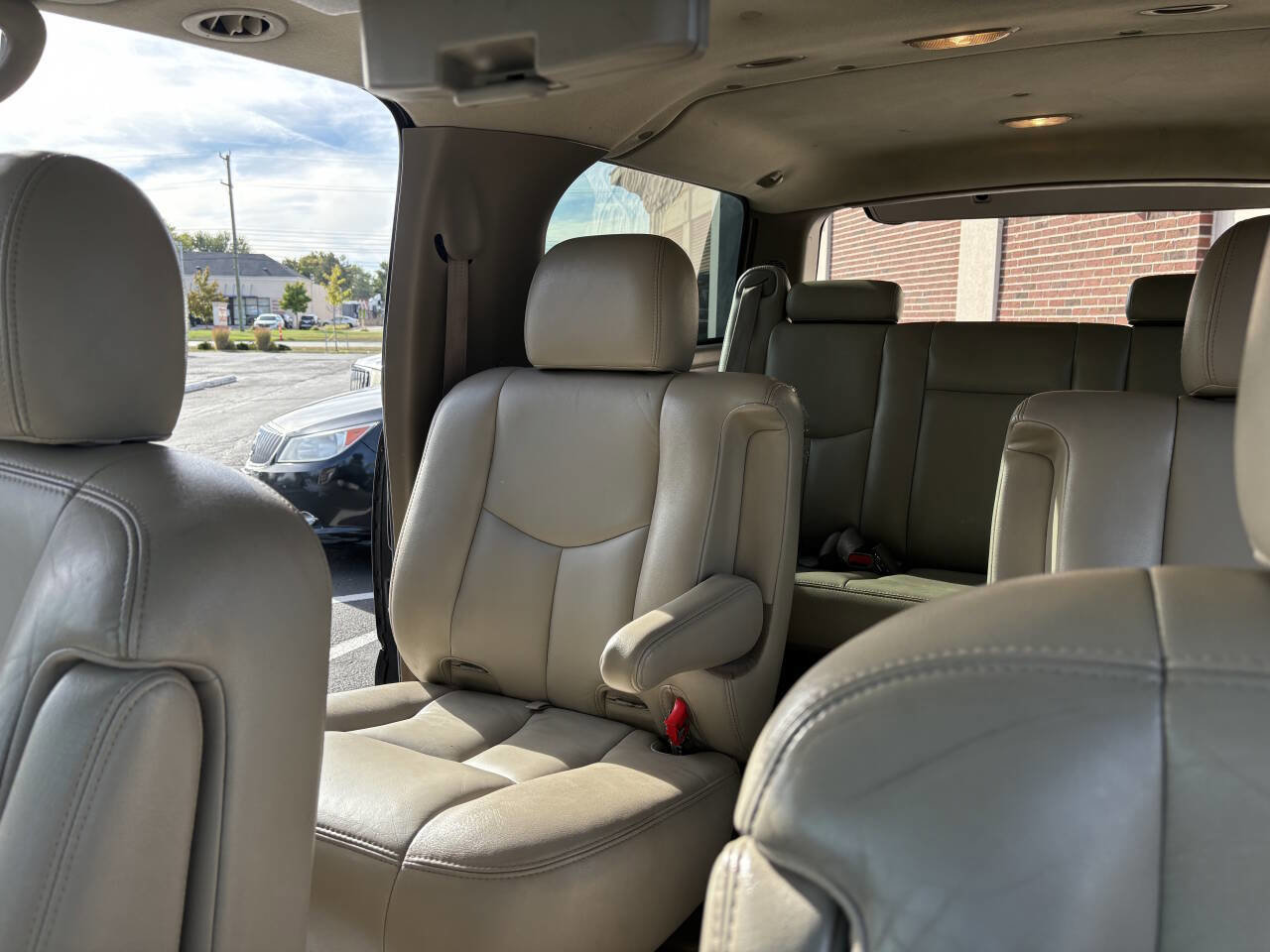 Used 2005 Chevrolet Suburban LT w/ Preferred Equipment Group image 19