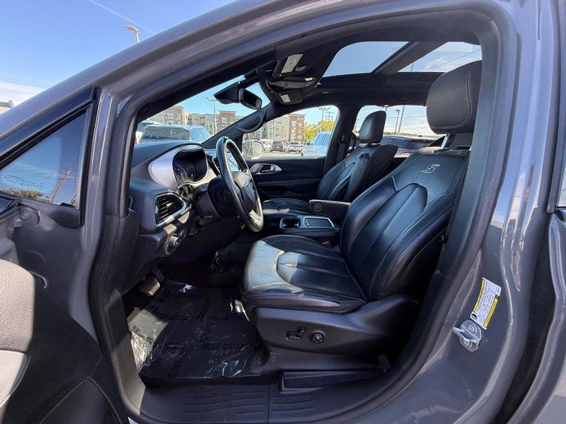Used 2020 Chrysler Pacifica Touring-L Plus w/ Advanced Safetytec Group FWD image 31