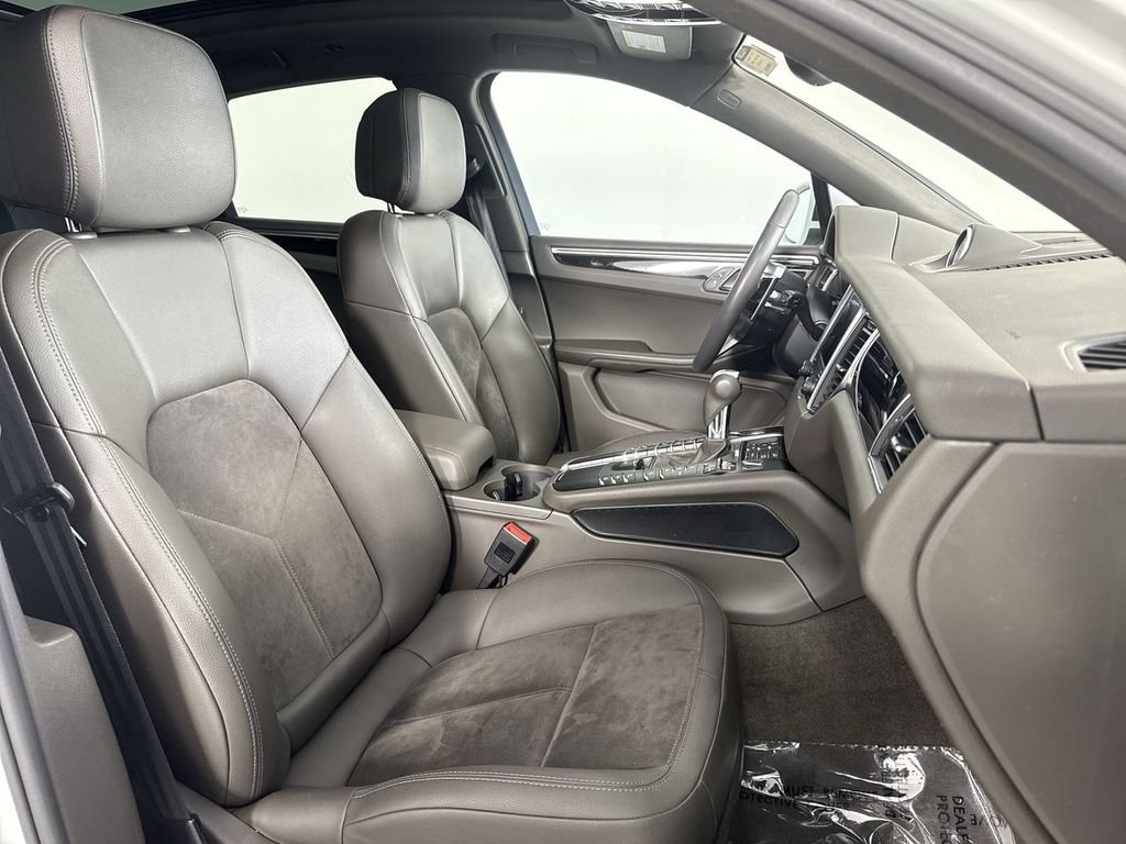 Certified 2017 Porsche Macan AWD/4WD image 24