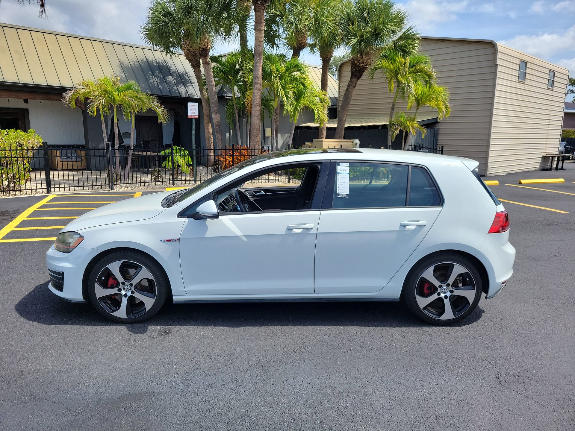 Used 2015 Volkswagen Golf 4-Door FWD image 9