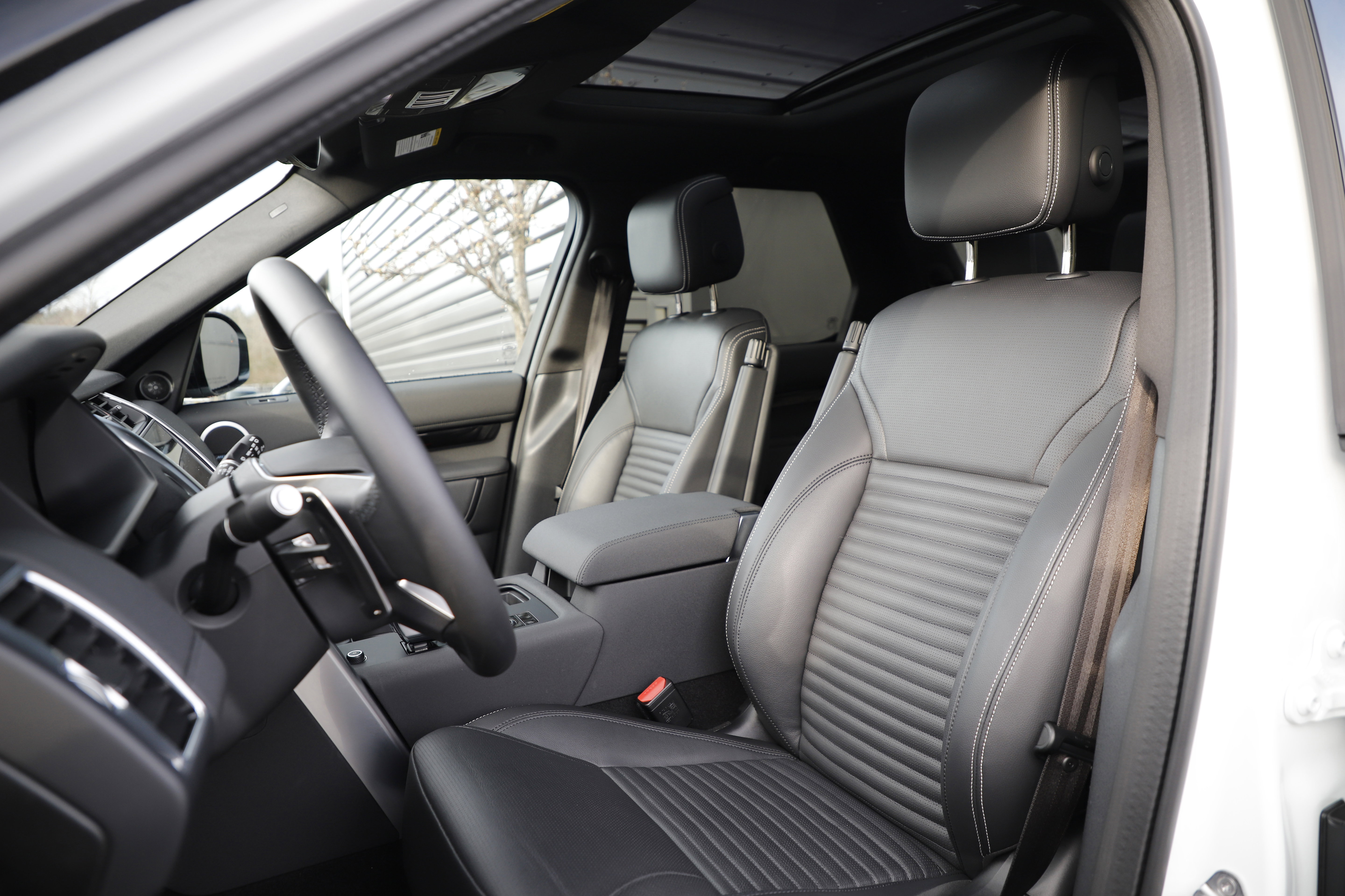 Certified 2025 Land Rover Discovery S image 17