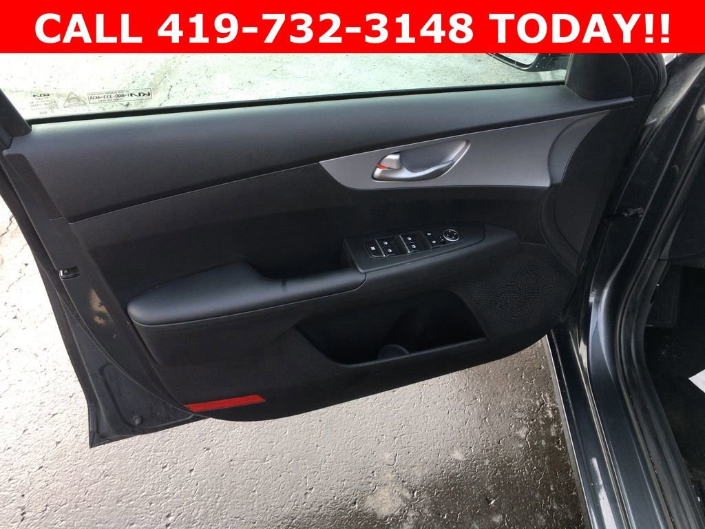 Used 2022 Kia Forte LXS w/ LXS Technology Package image 5