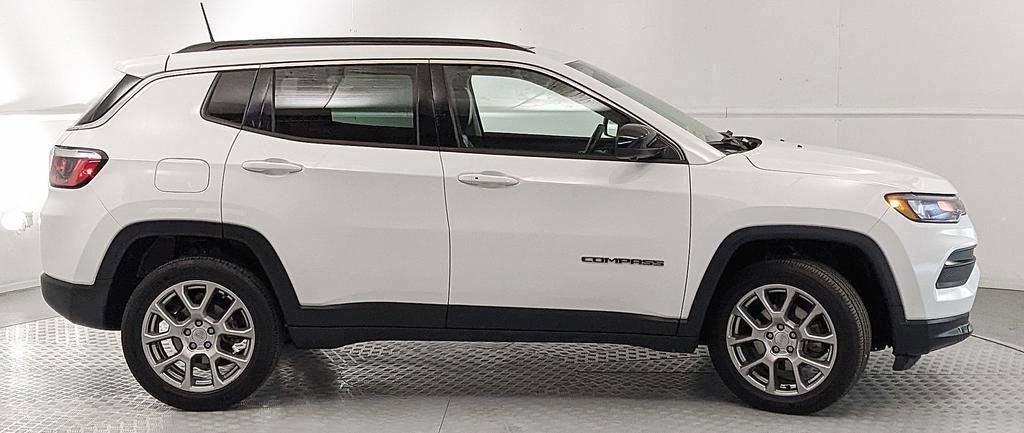 Used 2022 Jeep Compass Latitude w/ Sun and Sound Group AWD/4WD image 2