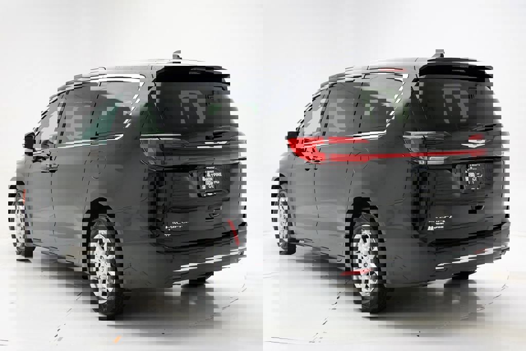 Used 2025 Chrysler Pacifica Select image 6