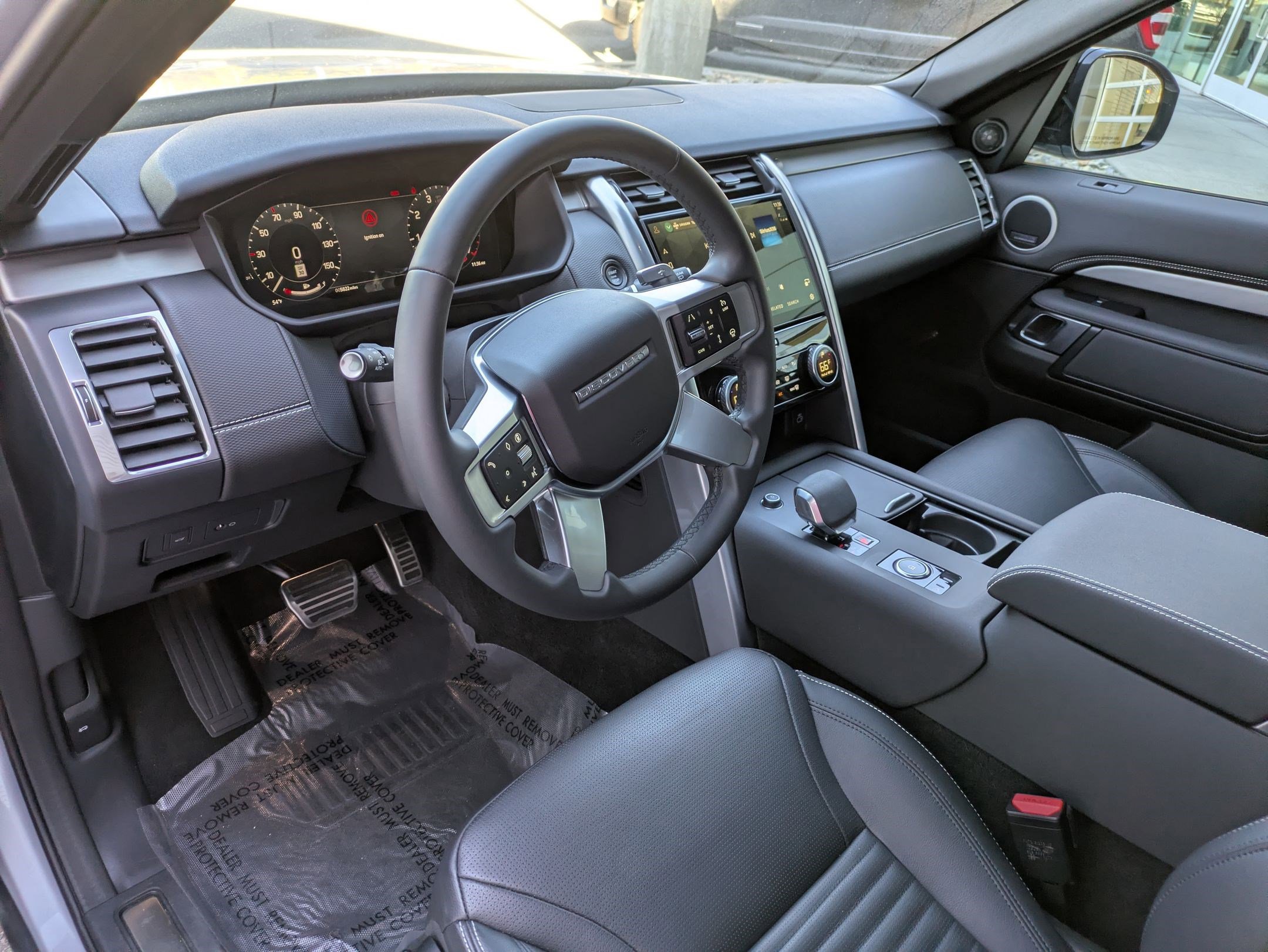 Used 2024 Land Rover Discovery Dynamic SE image 16