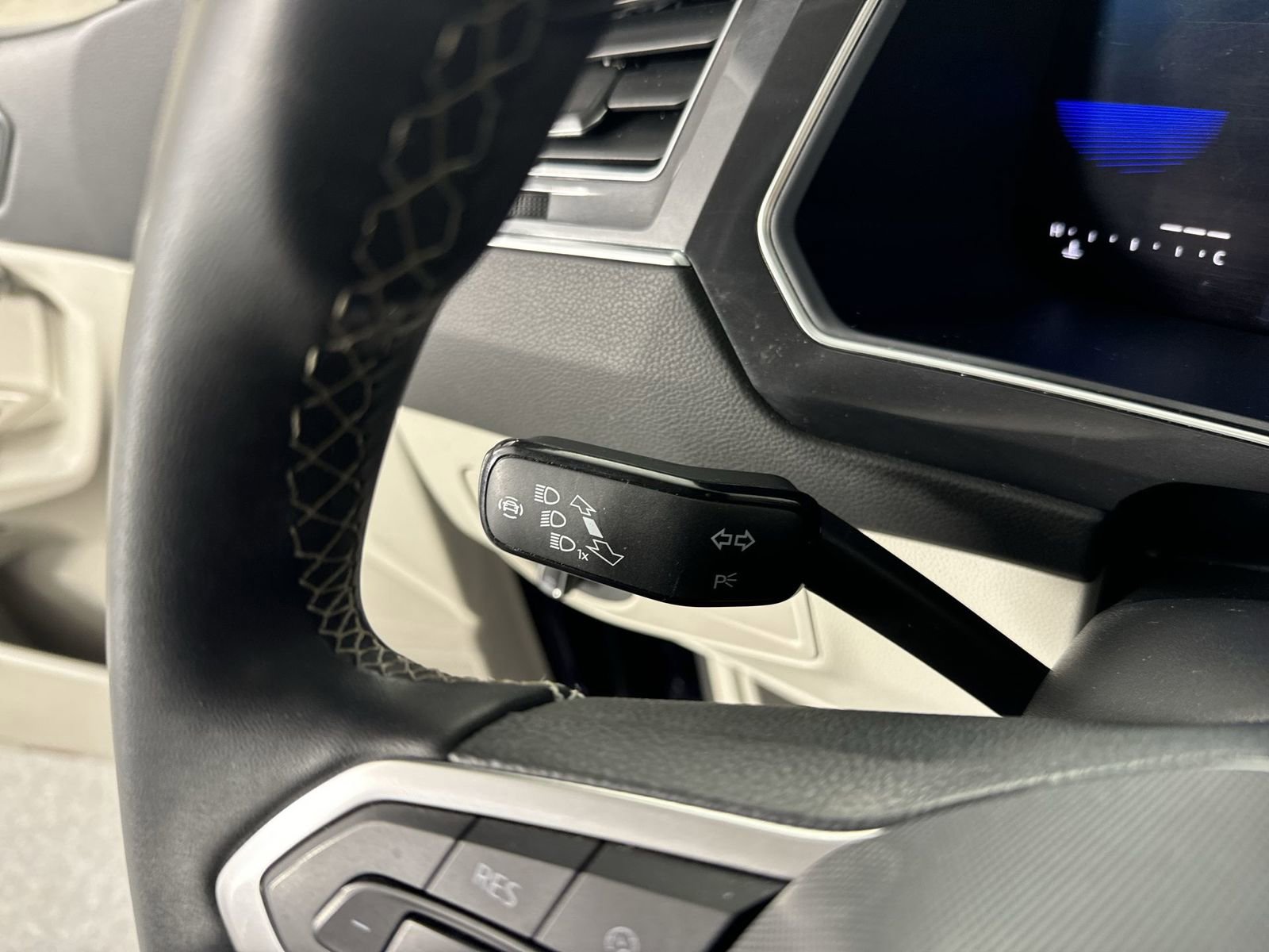 Used 2022 Volkswagen Tiguan SE image 14