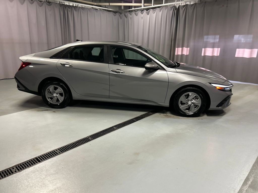 Used 2025 Hyundai Elantra SE image 8