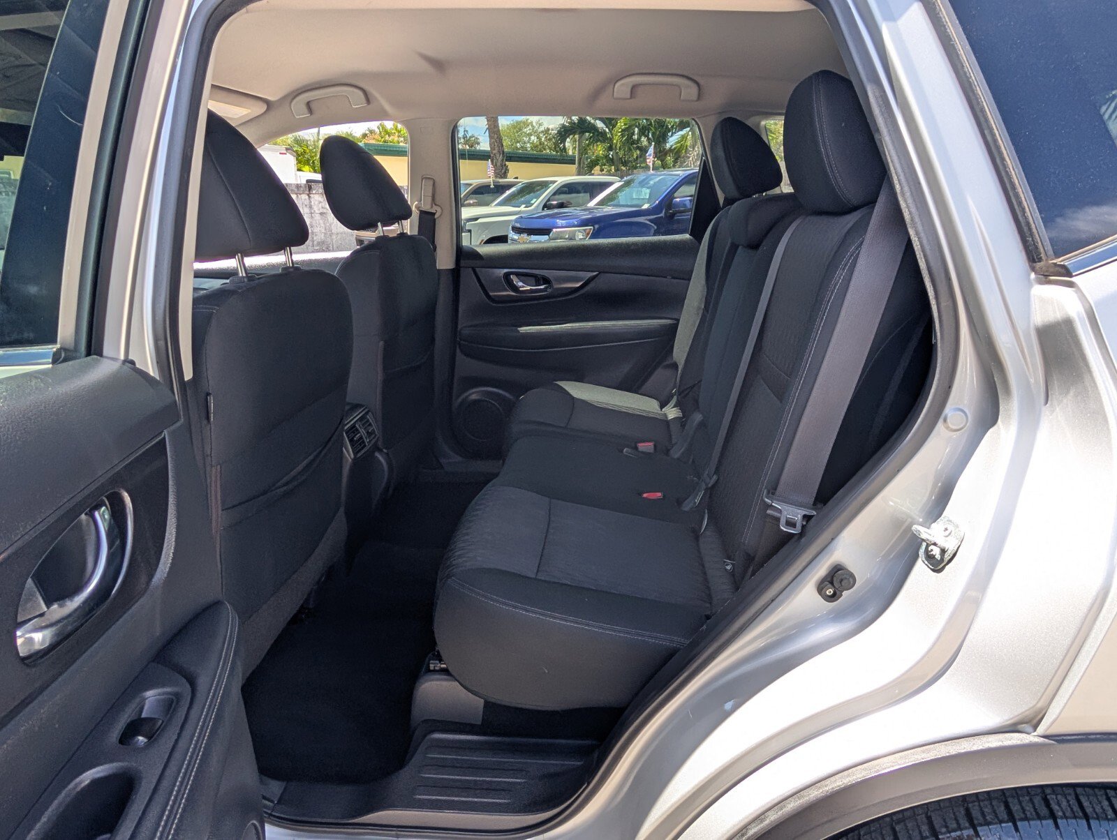 Used 2018 Nissan Rogue SV image 12