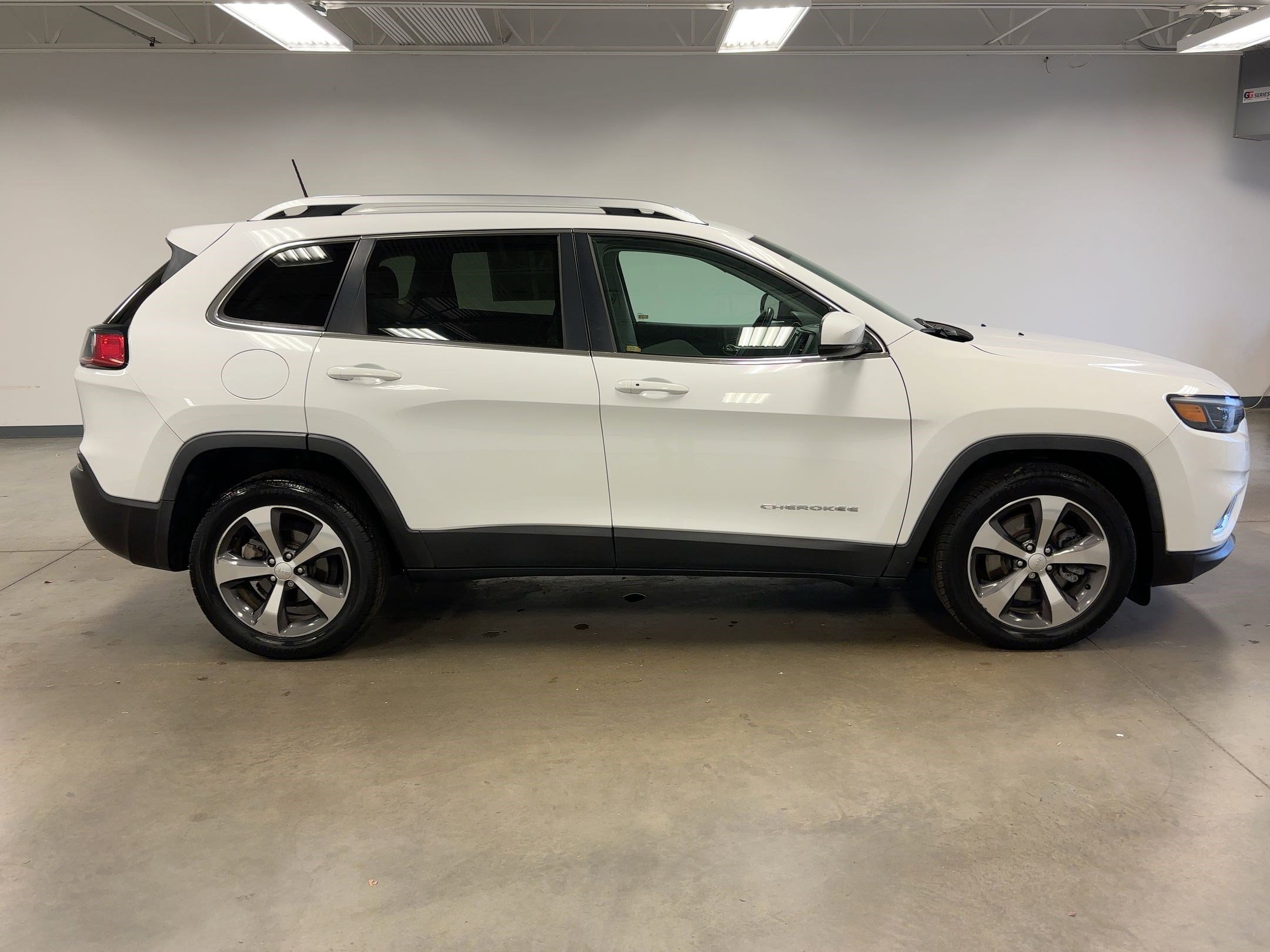 Used 2019 Jeep Cherokee Limited image 7
