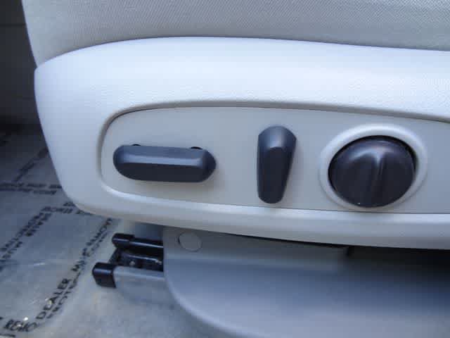 Used 2023 GMC Acadia SLE w/ Driver Convenience Package FWD image 6