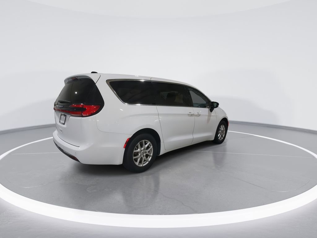 Used 2024 Chrysler Pacifica Touring-L image 8