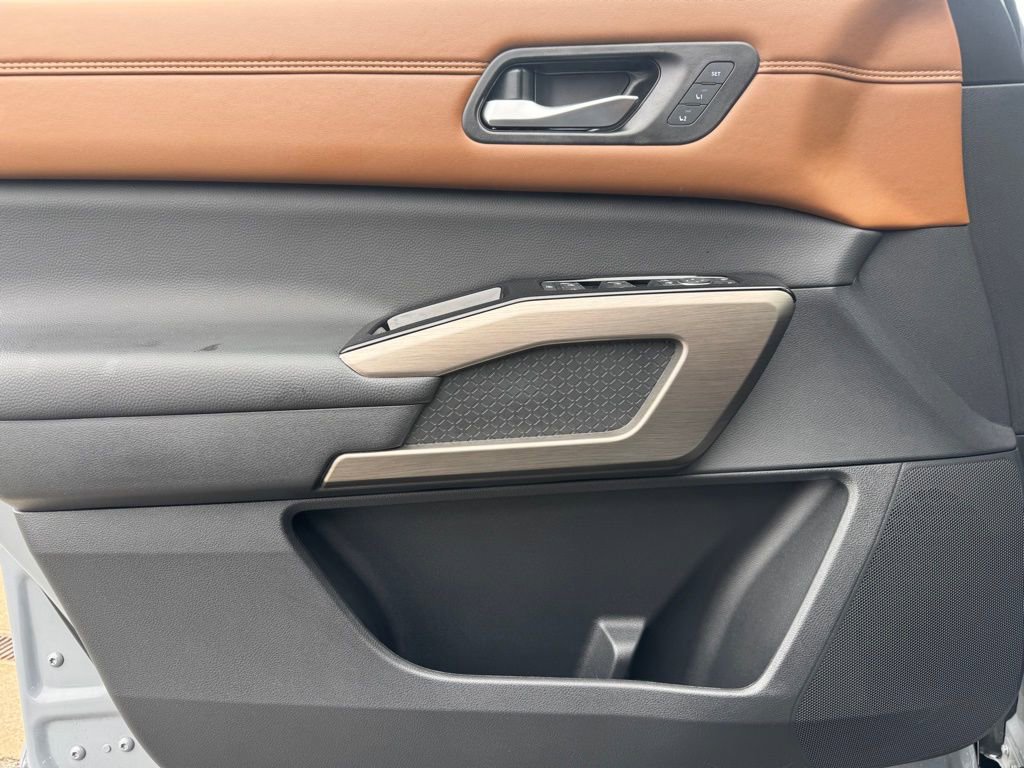 Used 2025 Nissan Pathfinder Platinum image 11