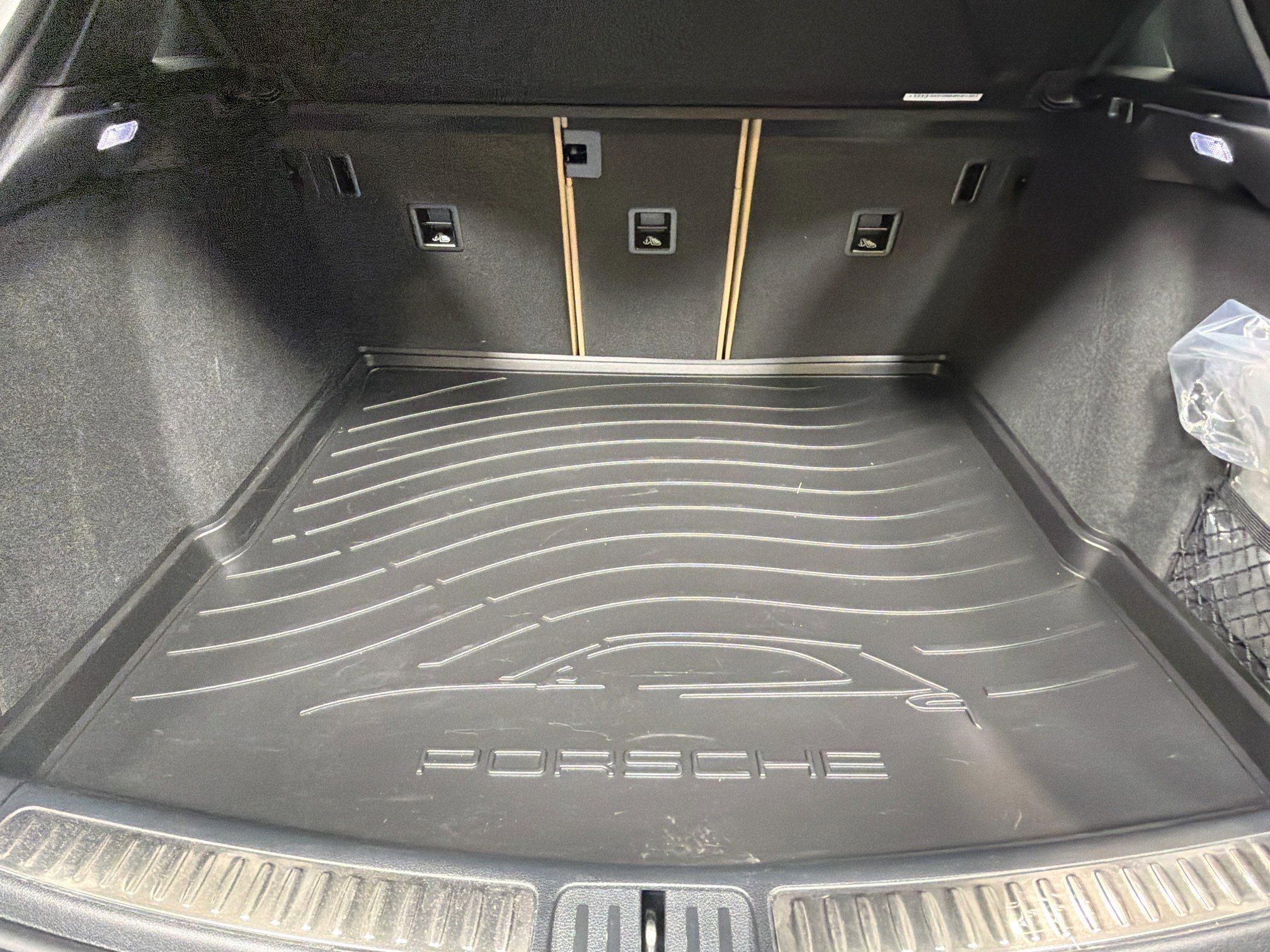 Certified 2025 Porsche Macan image 13