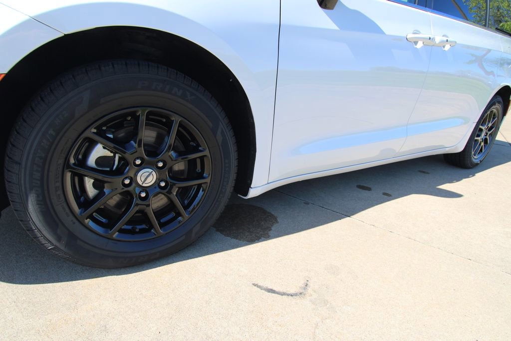 Used 2024 Chrysler Pacifica Touring-L FWD image 11