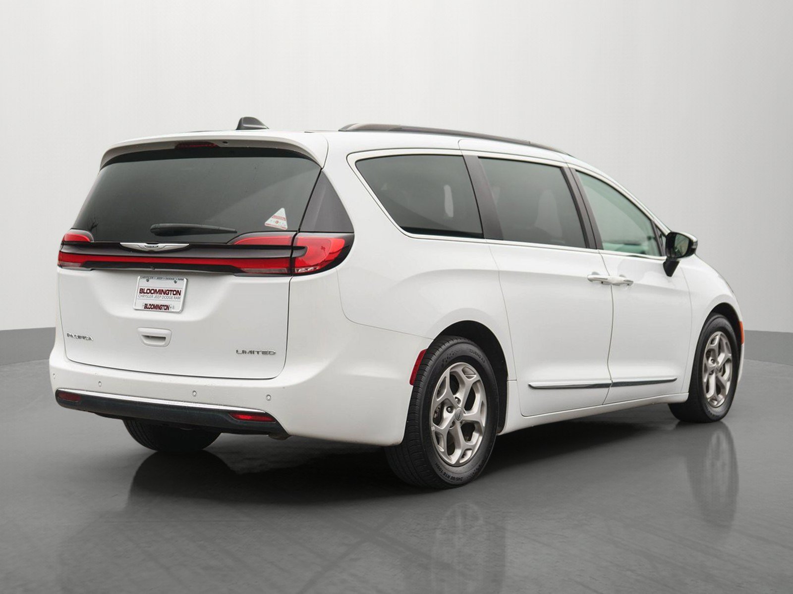 Used 2023 Chrysler Pacifica Limited FWD image 7