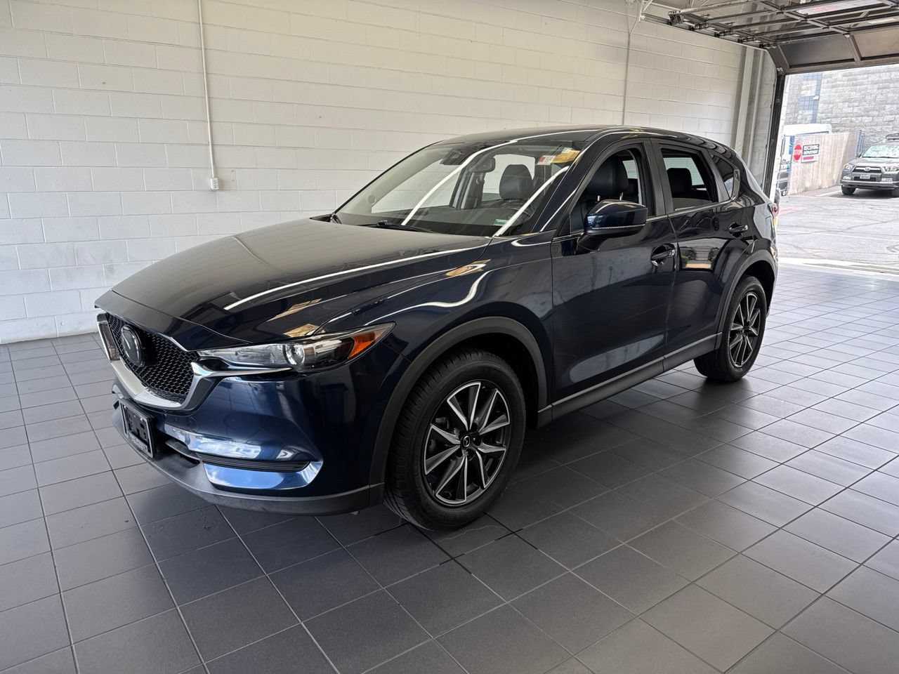 Used 2018 MAZDA CX-5 Touring w/ Preferred Equipment Package AWD/4WD image 4