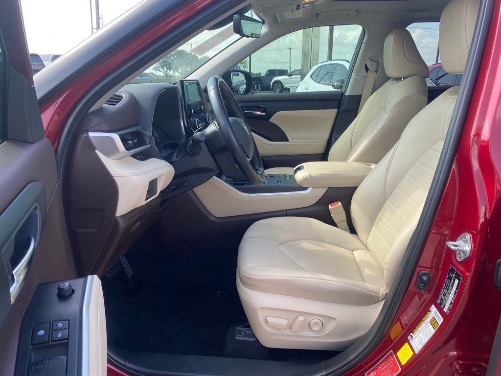 Used 2021 Toyota Highlander XLE FWD image 9