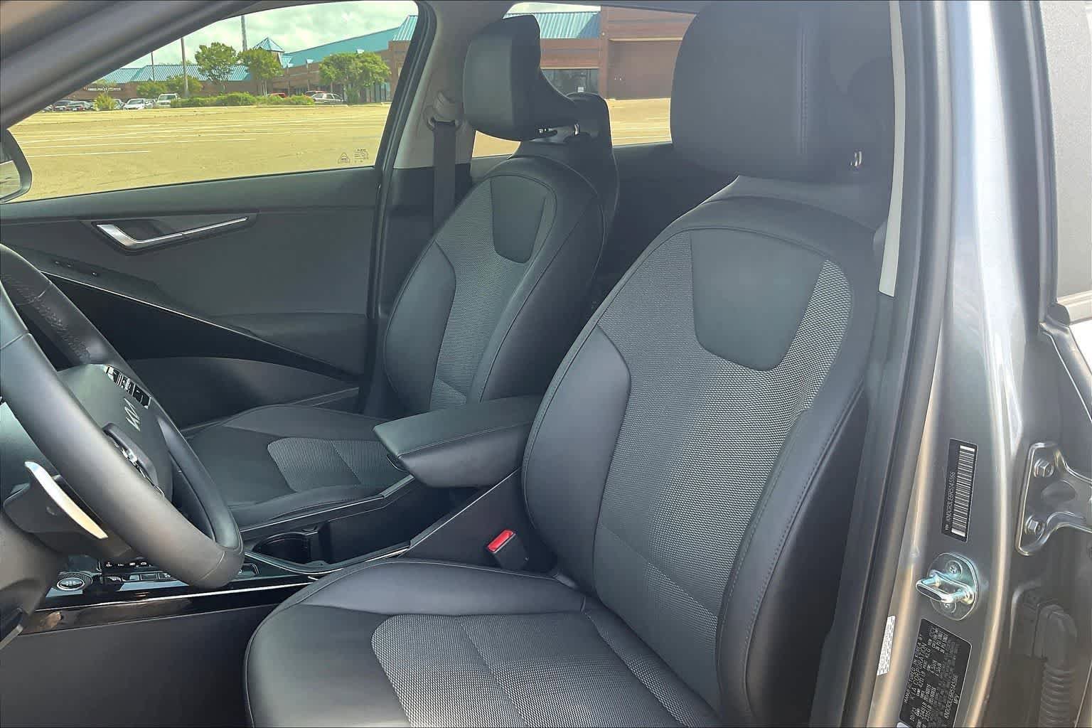 Used 2024 Kia Niro EX image 11