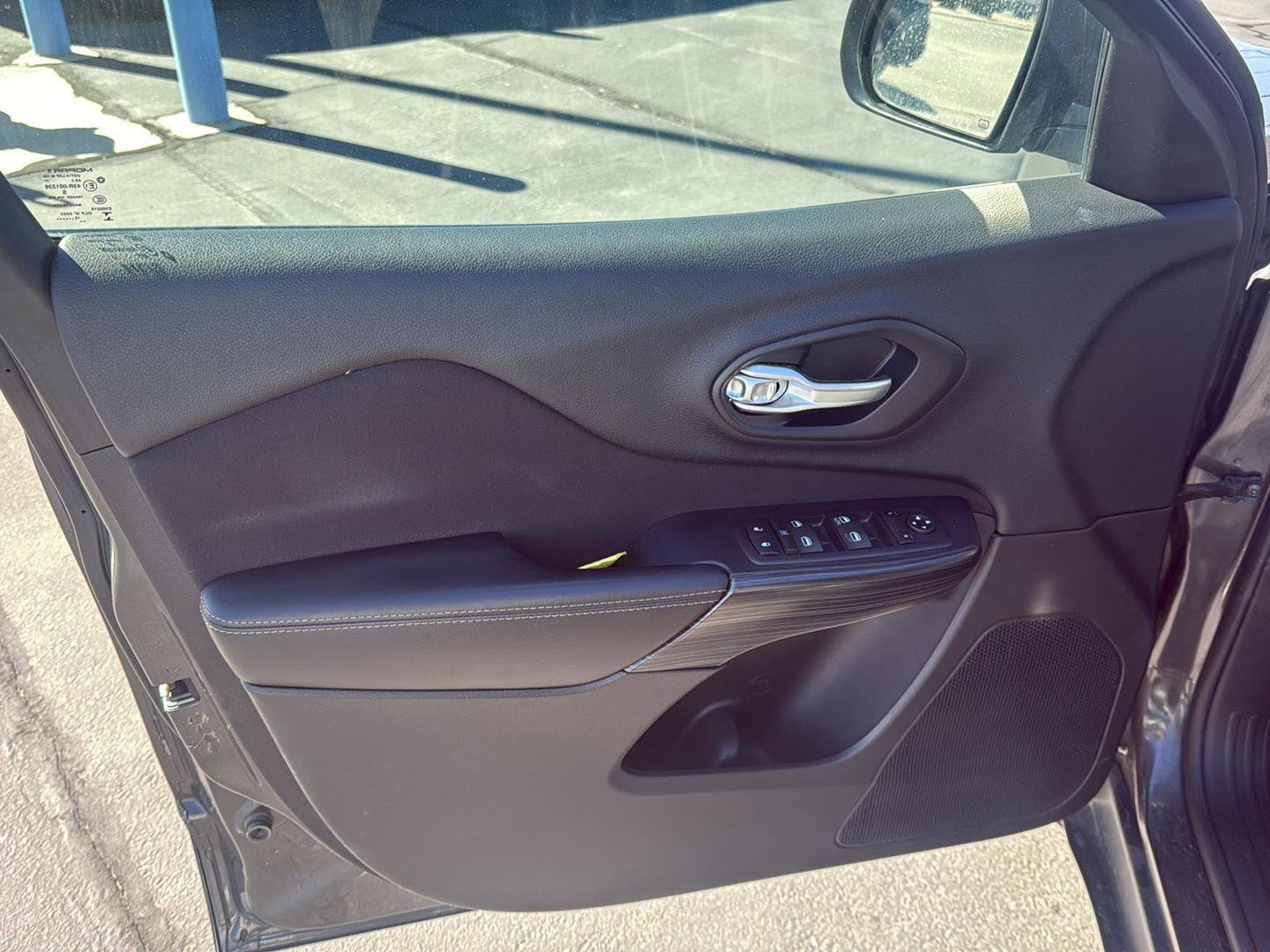 Used 2016 Jeep Cherokee Latitude w/ Cold Weather Group image 9