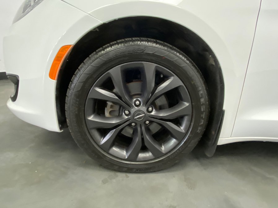 Used 2018 Chrysler Pacifica Limited w/ S Appearance Package FWD image 19