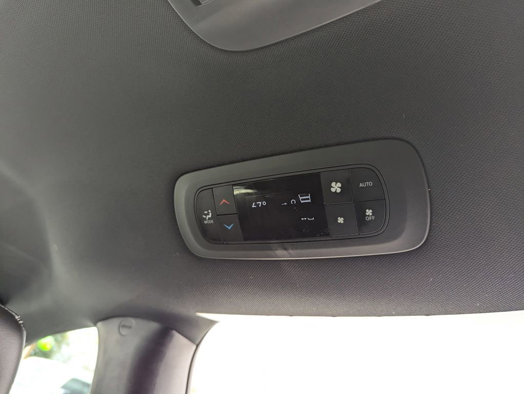 New 2026 Chrysler Pacifica Select FWD image 32