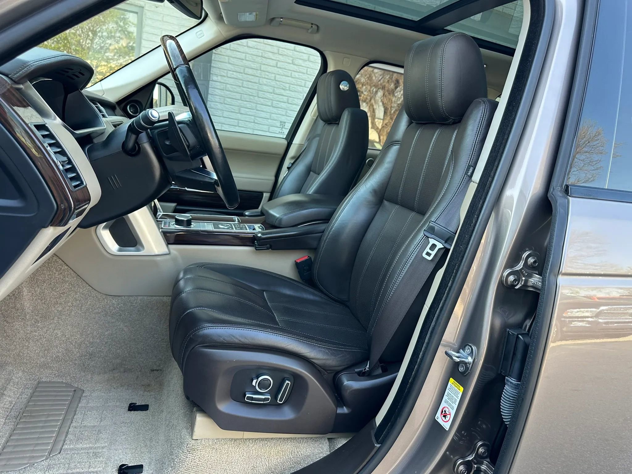 Used 2016 Land Rover Range Rover HSE image 15