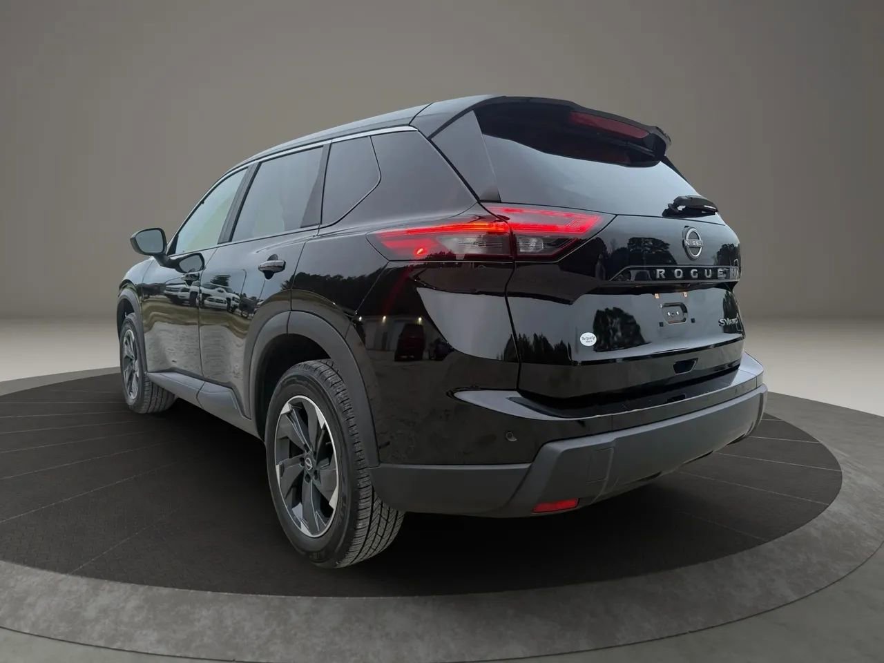 Used 2024 Nissan Rogue SV image 3