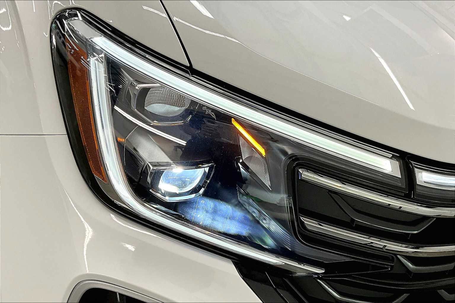 Used 2025 Volkswagen Atlas Peak Edition SE image 32