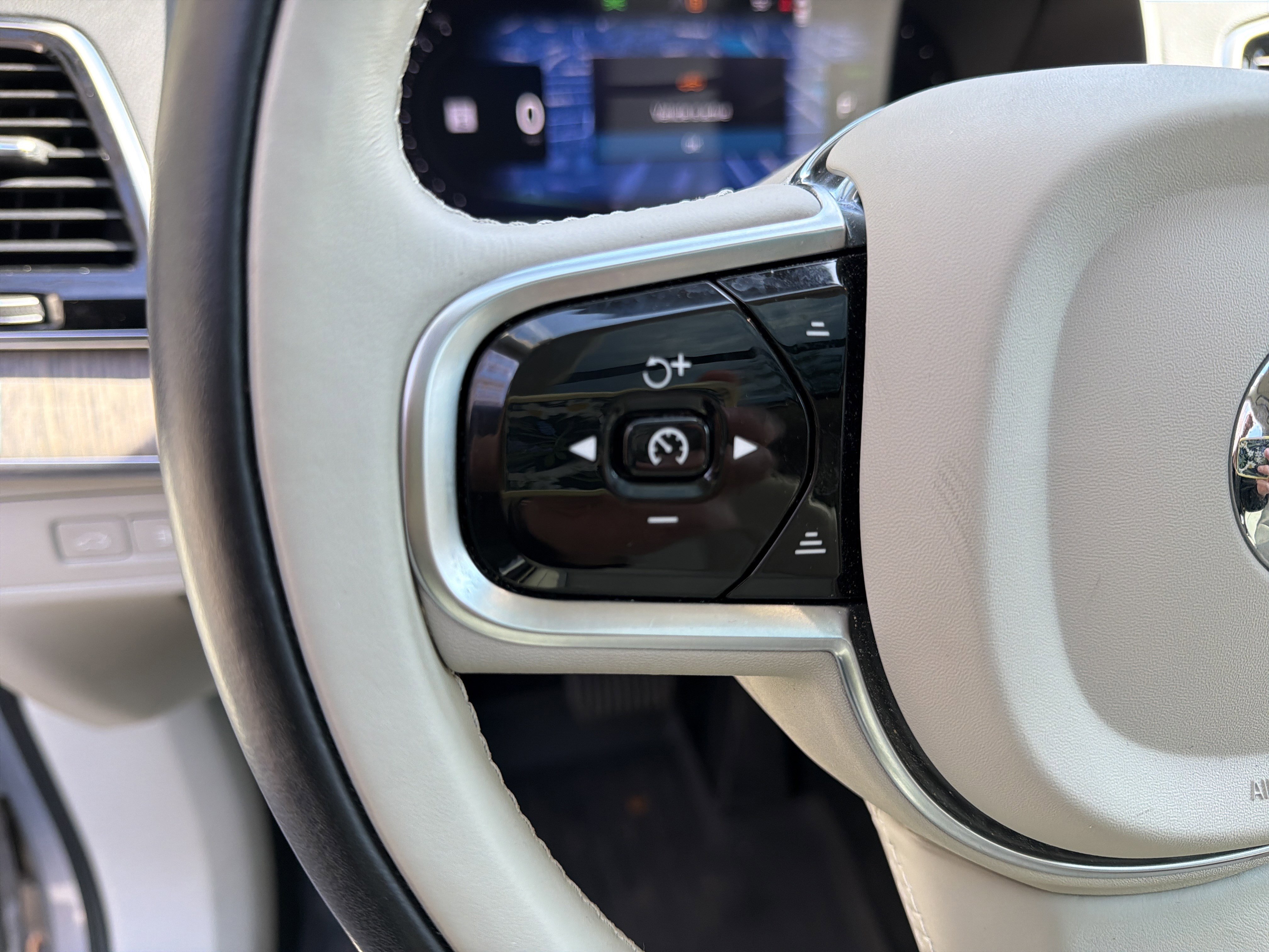 Certified 2023 Volvo XC90 T8 Ultimate w/ Protection Package image 19