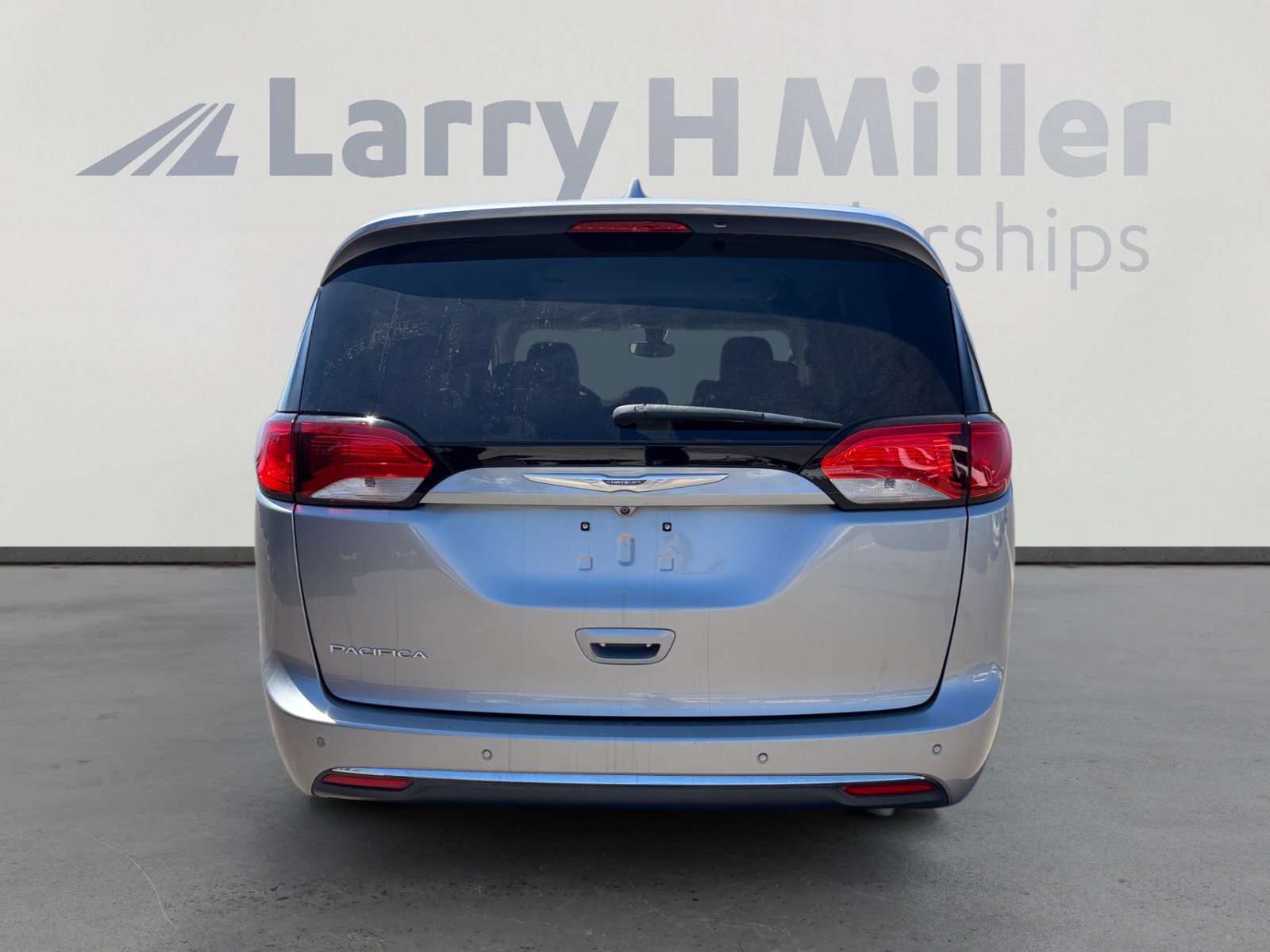 Used 2017 Chrysler Pacifica Touring-L image 4