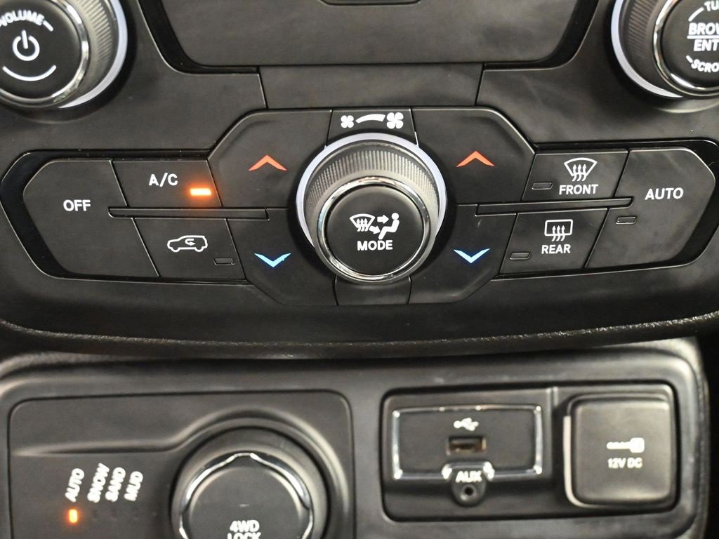 Used 2018 Jeep Renegade Latitude w/ Cold Weather Group image 22