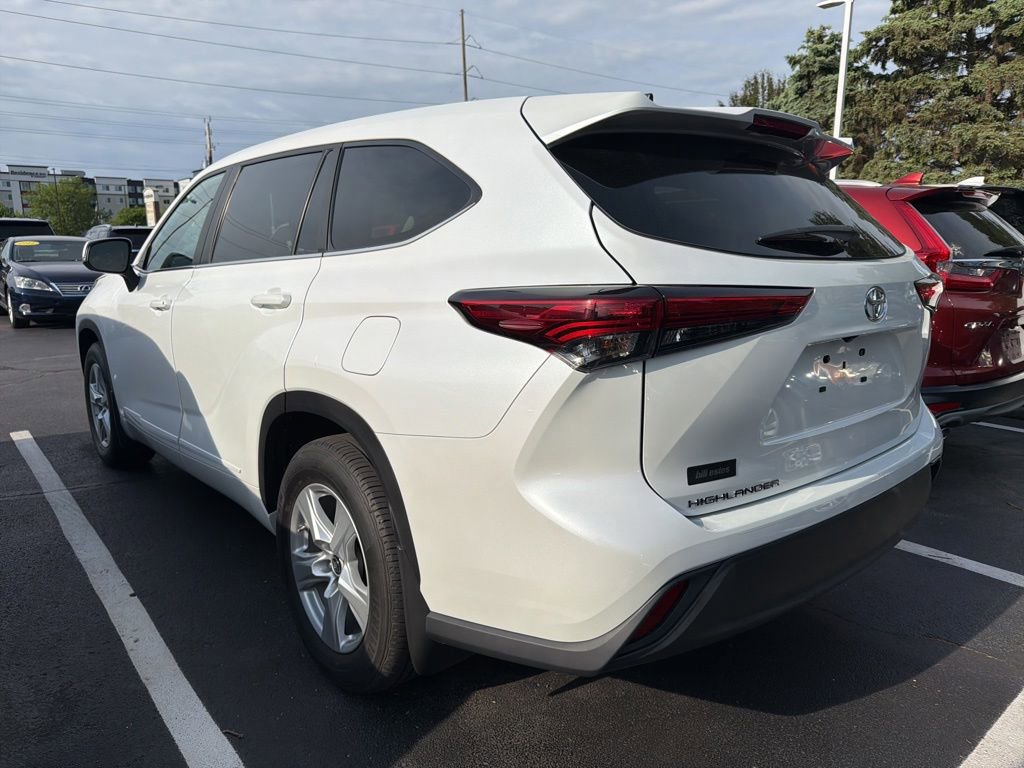 Used 2023 Toyota Highlander L FWD image 2