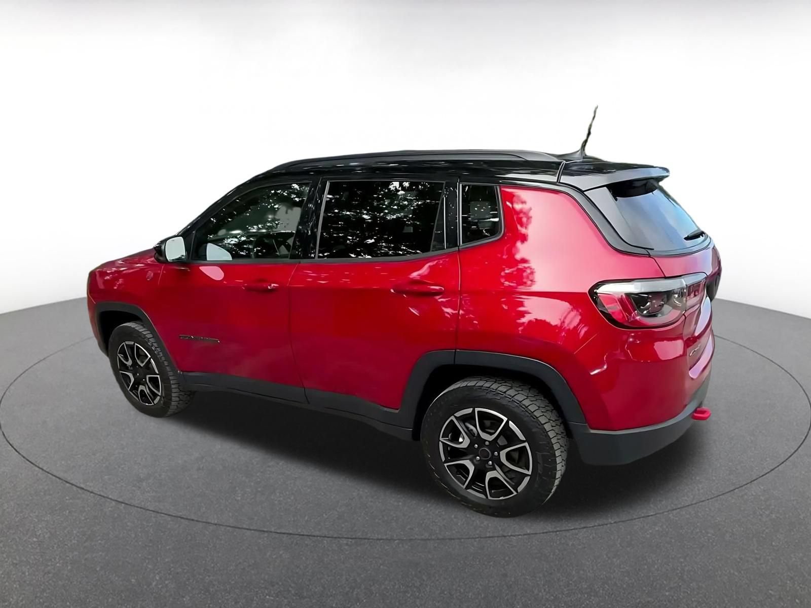 Used 2025 Jeep Compass Trailhawk AWD/4WD image 8