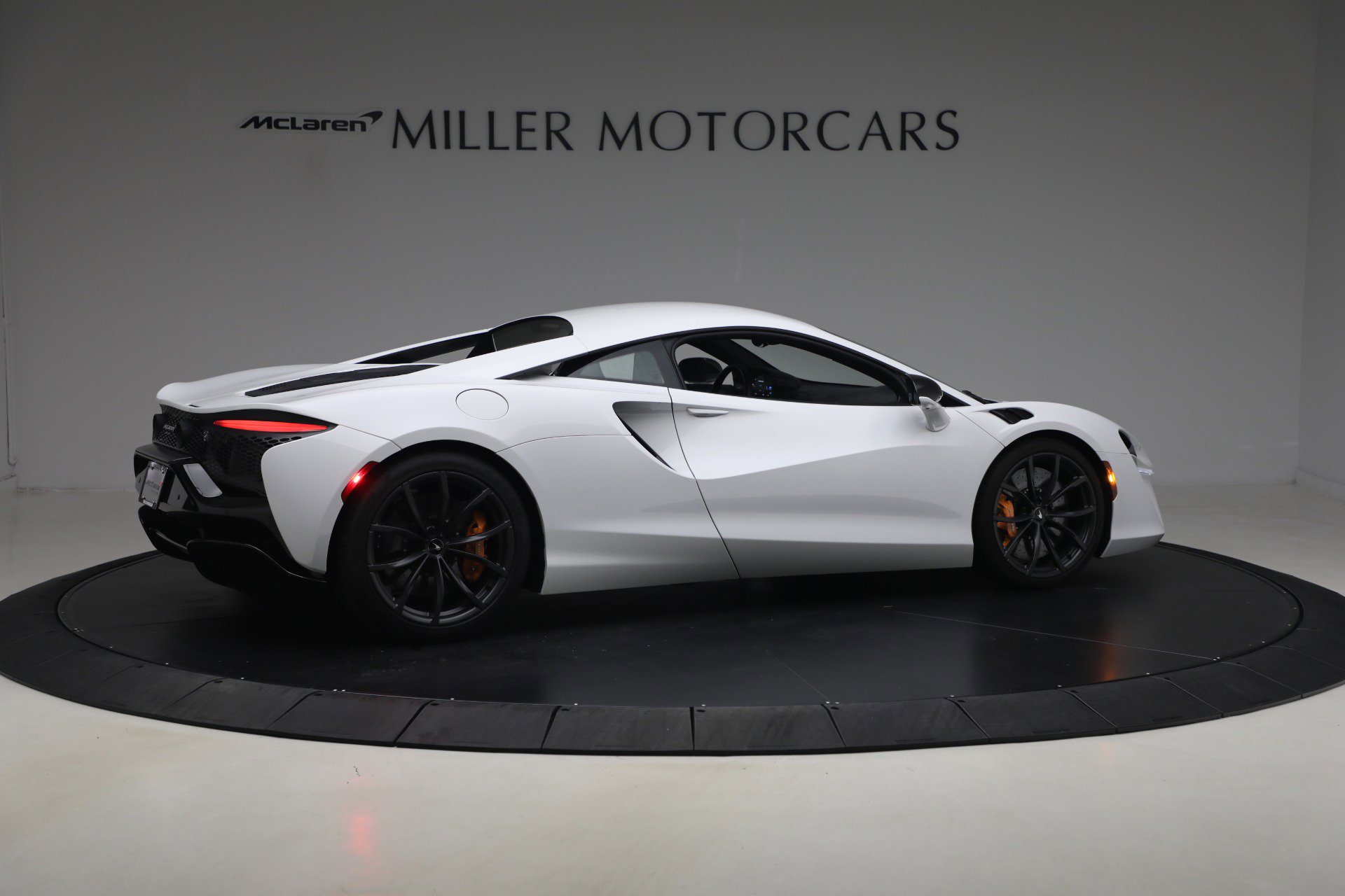 Used 2023 McLaren Artura RWD image 8