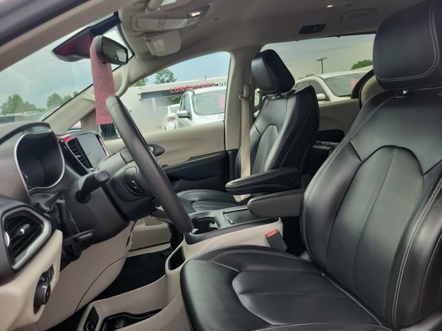 Used 2023 Chrysler Pacifica Touring-L FWD image 5