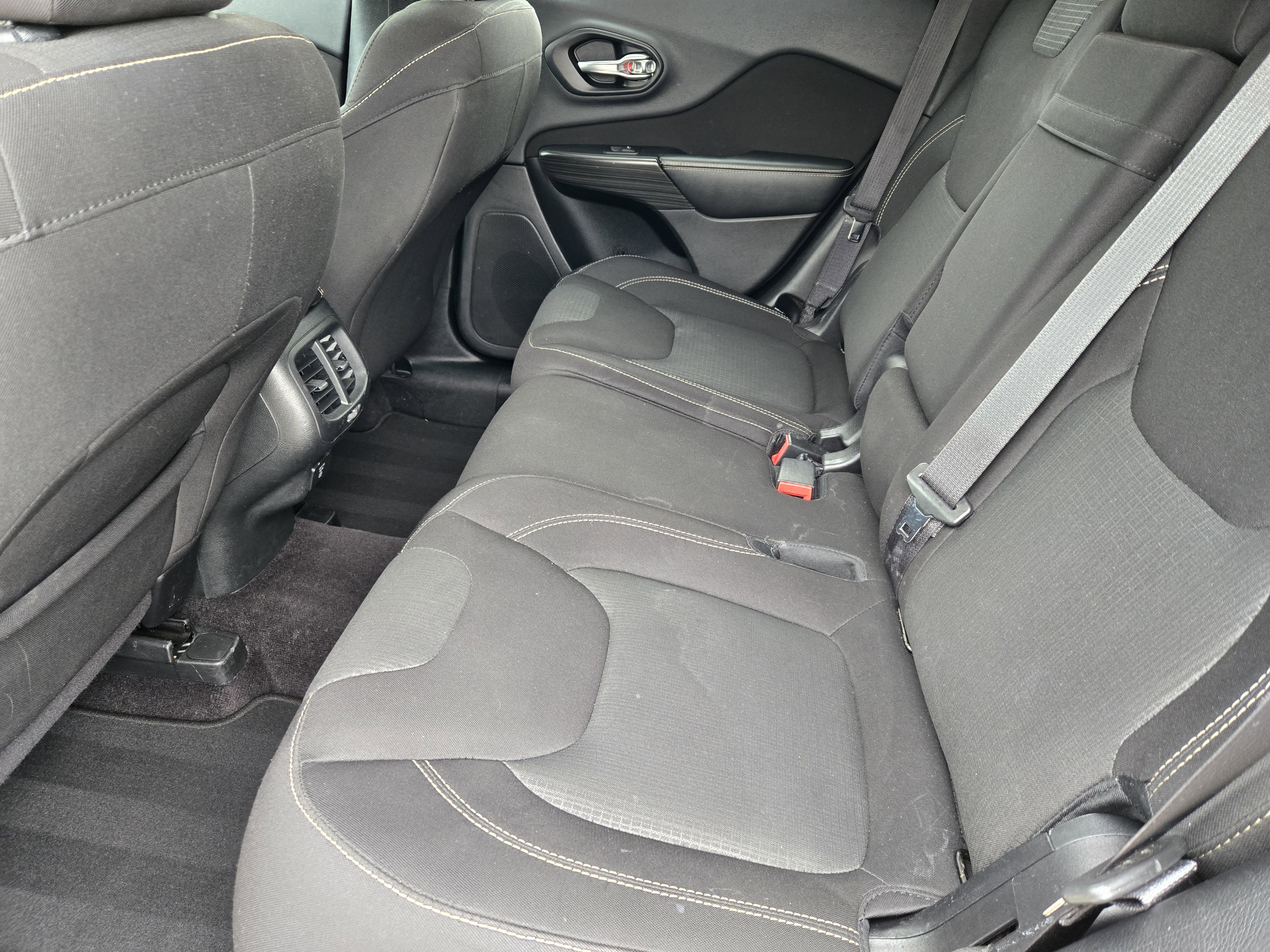 Used 2016 Jeep Cherokee Latitude FWD image 9