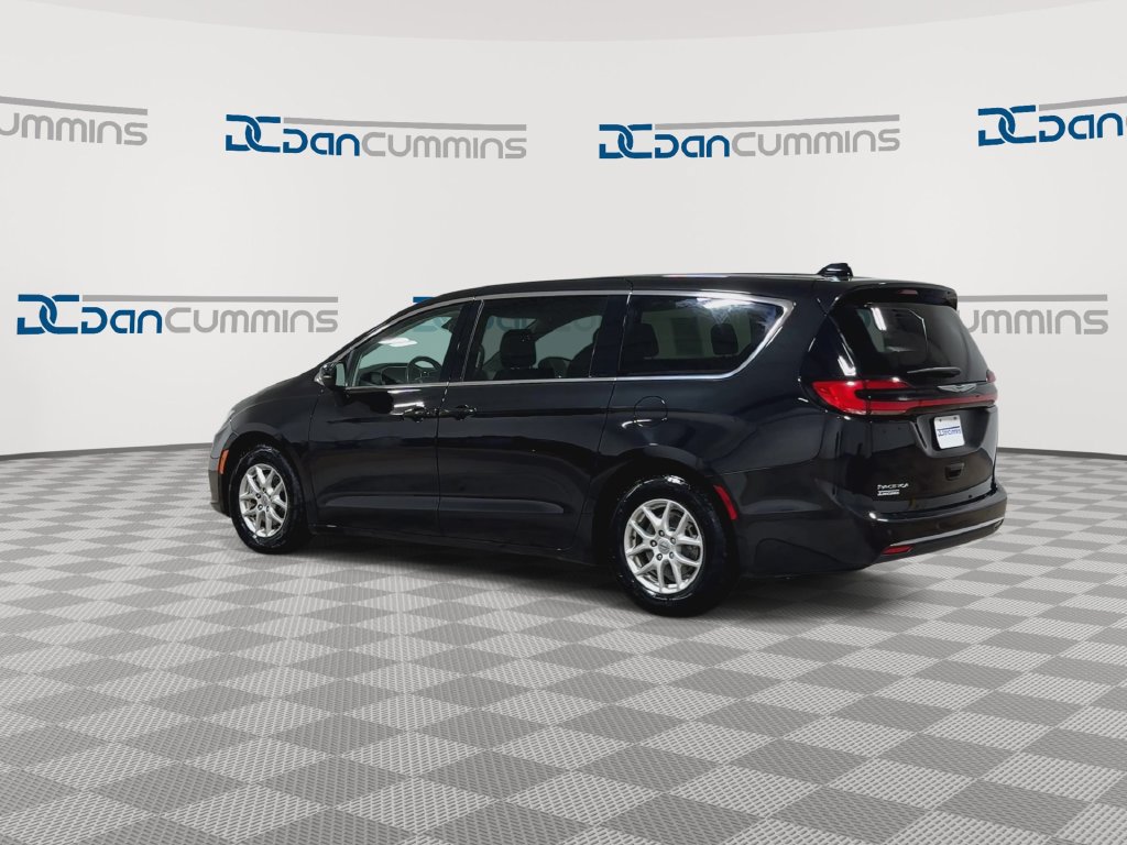 Used 2023 Chrysler Pacifica Touring-L FWD image 7