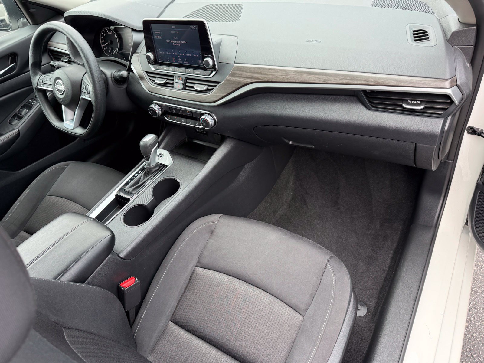 Used 2025 Nissan Altima 2.5 SV FWD image 18