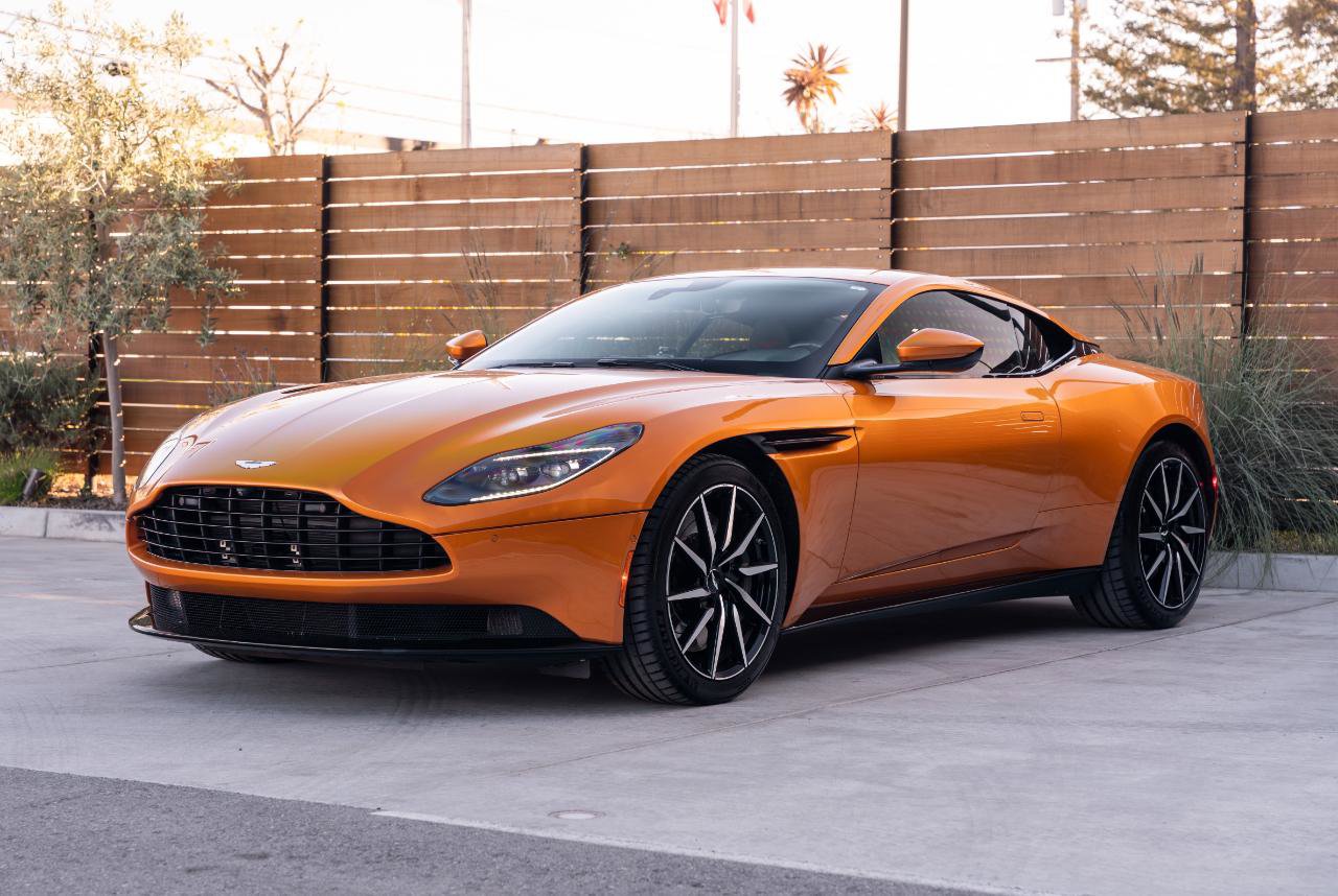 Used 2018 Aston Martin DB11 Coupe image 2
