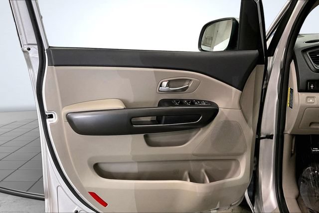 Used 2019 Kia Sedona LX FWD image 23