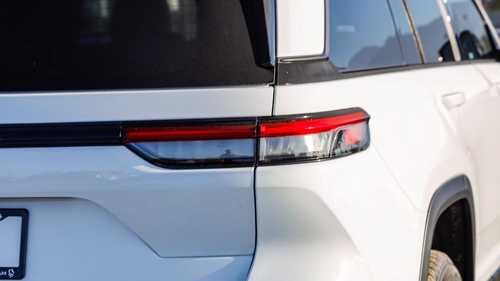 New 2026 Jeep Grand Cherokee Altitude AWD/4WD image 10