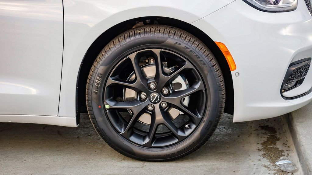 New 2026 Chrysler Pacifica Limited w/ S Appearance Package image 11