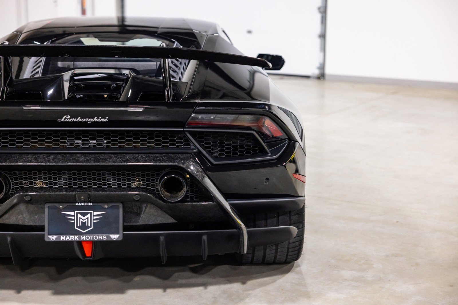 Used 2018 Lamborghini Huracan Performante AWD/4WD image 13