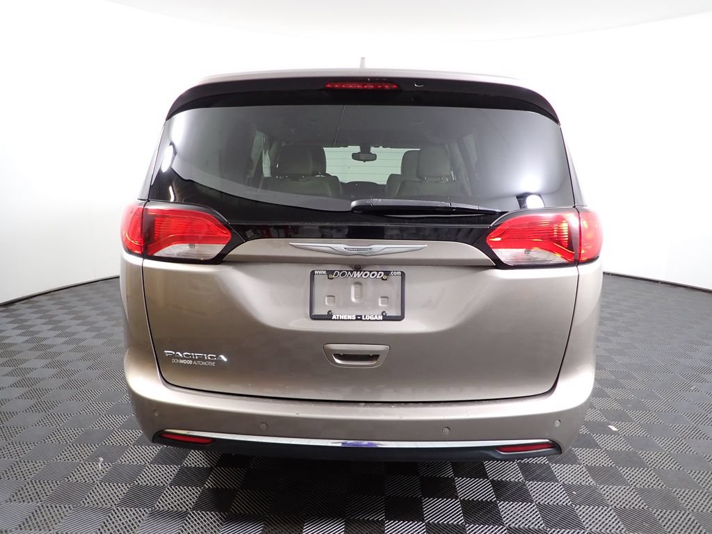 Used 2017 Chrysler Pacifica Touring-L w/ Tire & Wheel Group FWD image 14