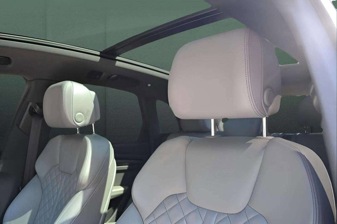 Used 2018 Audi SQ5 Premium Plus w/ Navigation Package image 19